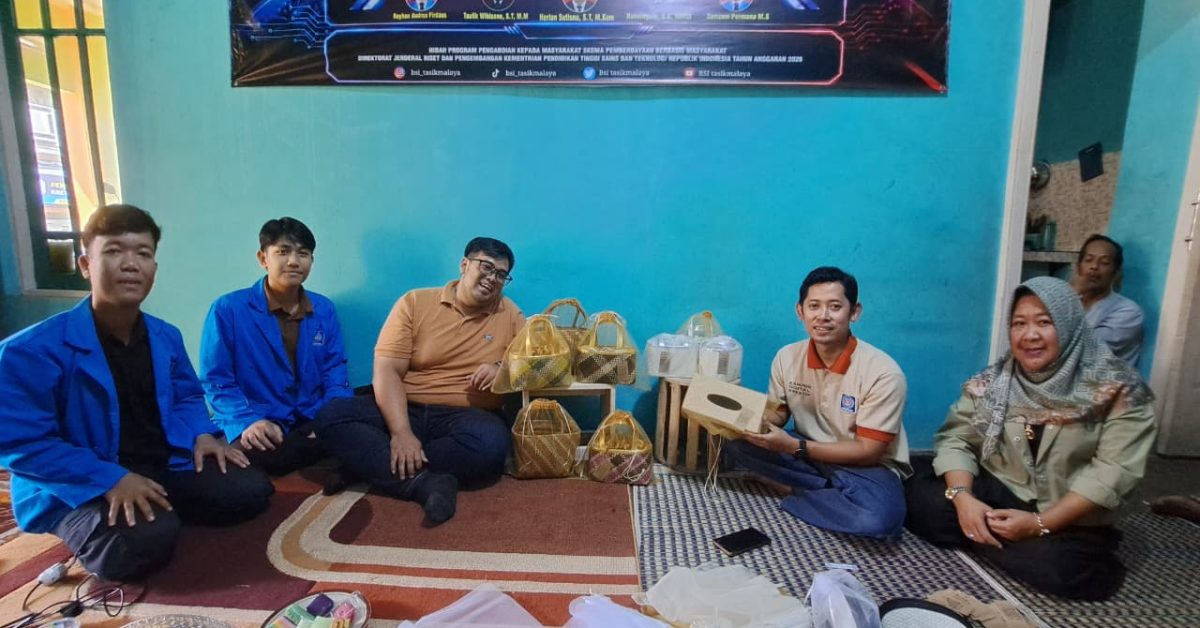 Smart Packaging Berbasis QR Code Jadi Inovasi PKM BIMA untuk Tingkatkan Branding Rima Craft
