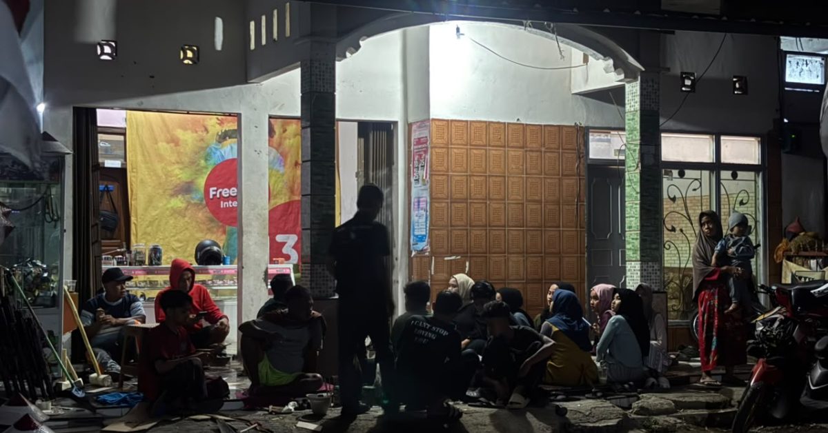 Mahasiswa BSI Explore 2026 Bersama Warga Leuwi Bodas Persiapkan Umbul-Umbul Sambut HUT Kemerdekaan