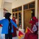 Persiapan Peringatan Hari Pramuka, Siswa SDN Kramatjaya Ikuti Latihan Kesenian dan Semaphore