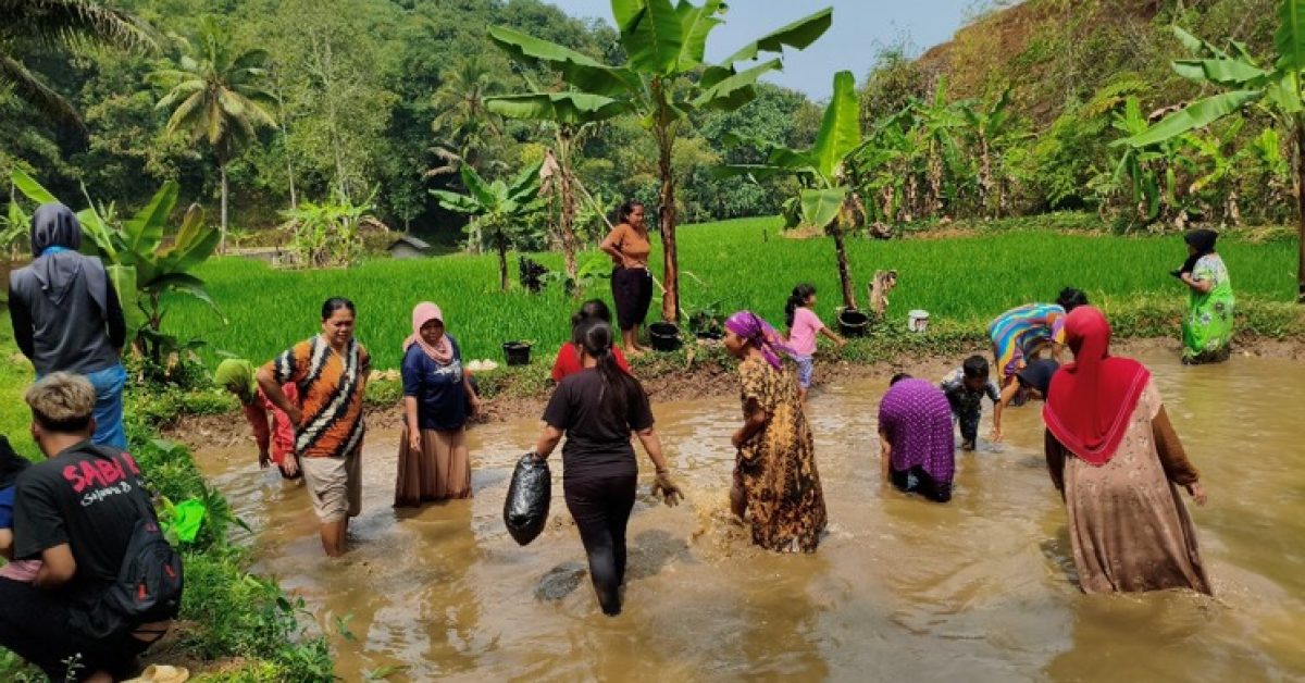 Tradisi Mencari Ikan di Balong, Tim BSI Explore 2026 Berbaur dalam Kegiatan Warga RT 21