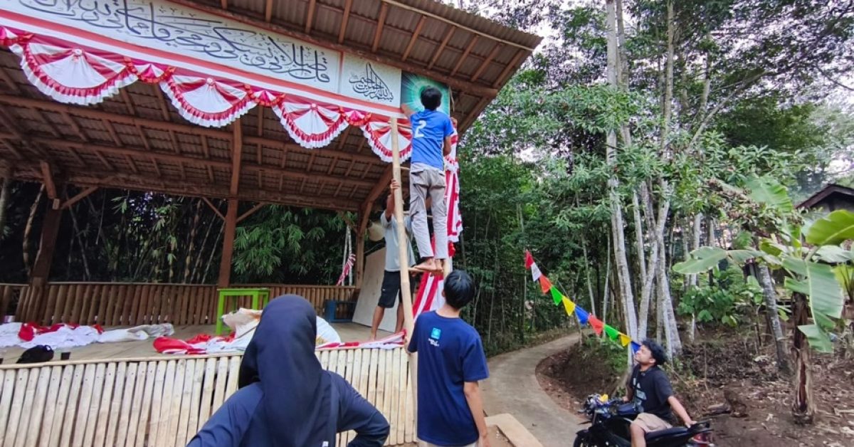 Persiapan Malam Resepsi Dimulai, Tim BSI Explore 2026 Bersama Muda-Mudi Siapkan Dekorasi Panggung