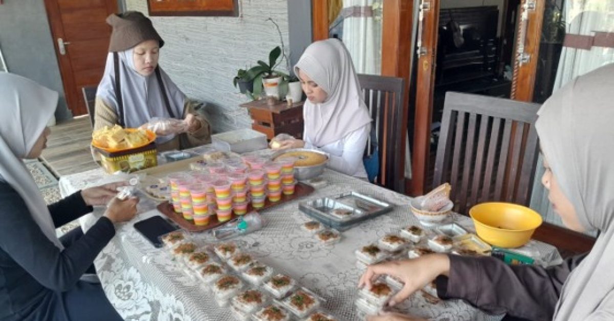 Dukung Kelancaran Malam Resepsi, Tim BSI Explore 2026 Ikut Menyiapkan Konsumsi