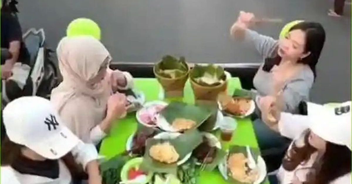 Aksi Emak-emak Makan di Bak Pikap Keliling Tasikmalaya Tuai Sorotan