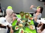Aksi Emak-emak Makan di Bak Pikap Keliling Tasikmalaya Tuai Sorotan
