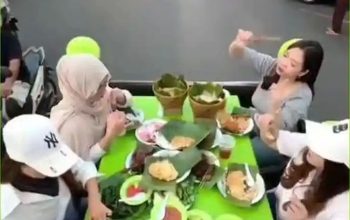 Aksi Emak-emak Makan di Bak Pikap Keliling Tasikmalaya Tuai Sorotan