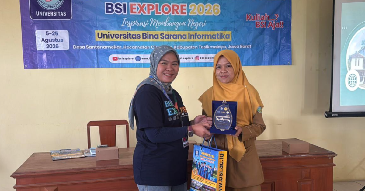 Perpisahan BSI Explore Bersama Guru SDN 3 Cisayong, Penyerahan Cendera Mata Jadi Kenang-Kenangan
