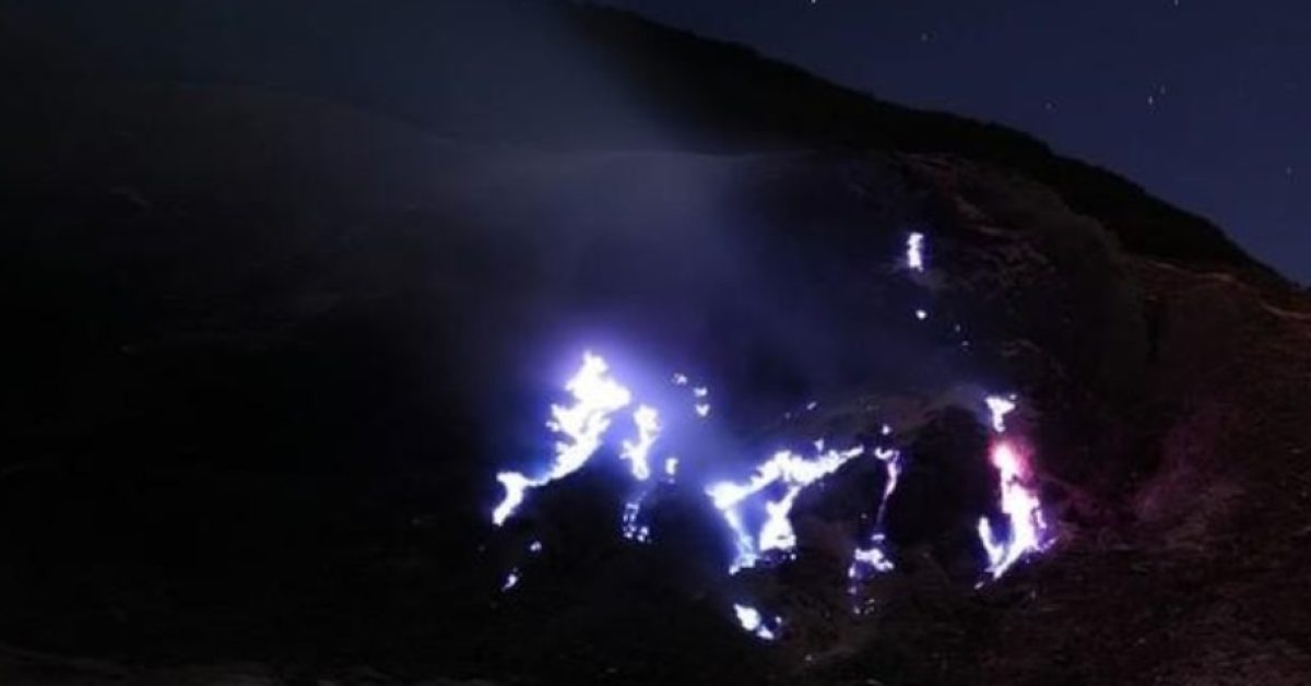 Blue Fire Muncul di Kawah Manuk Gunung Papandayan, Badan Geologi Ungkap Penyebabnya